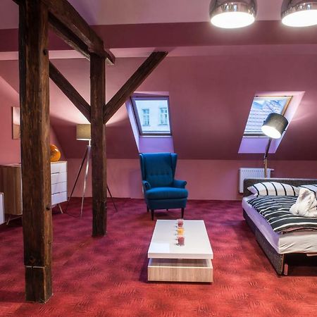 Spacious And Quiet Attic Flat In Centre Praha Bagian luar foto