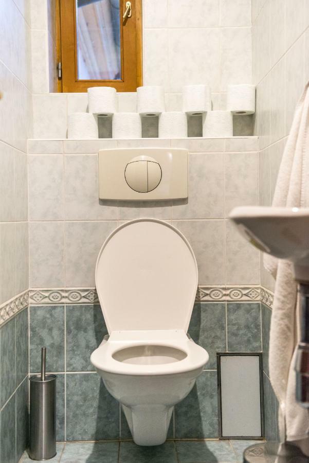 Spacious And Quiet Attic Flat In Centre Praha Bagian luar foto