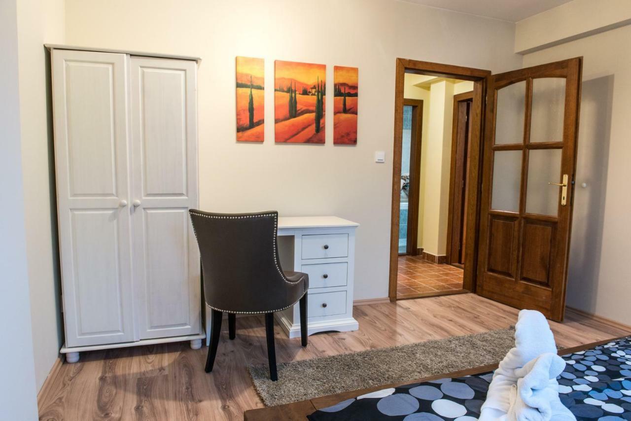Spacious And Quiet Attic Flat In Centre Praha Bagian luar foto