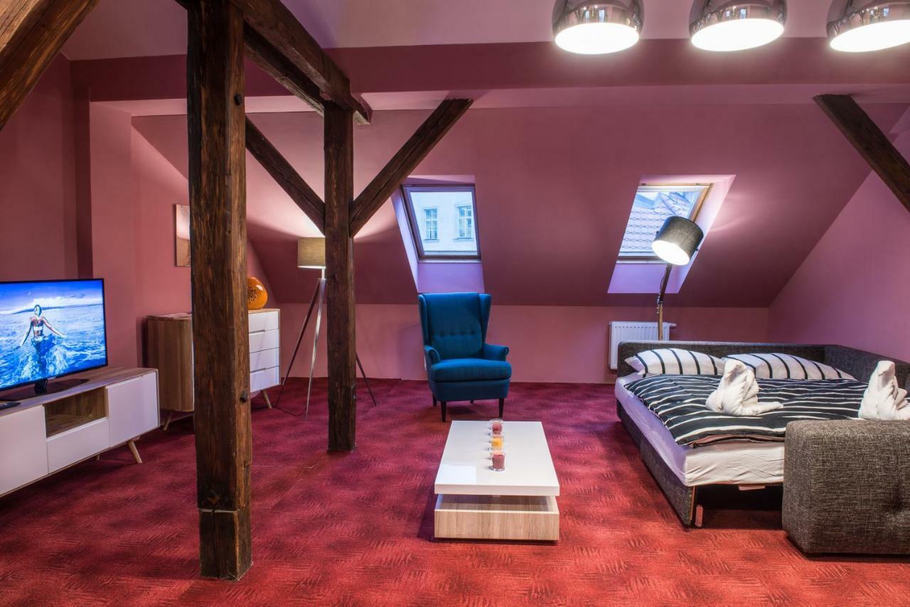 Spacious And Quiet Attic Flat In Centre Praha Bagian luar foto