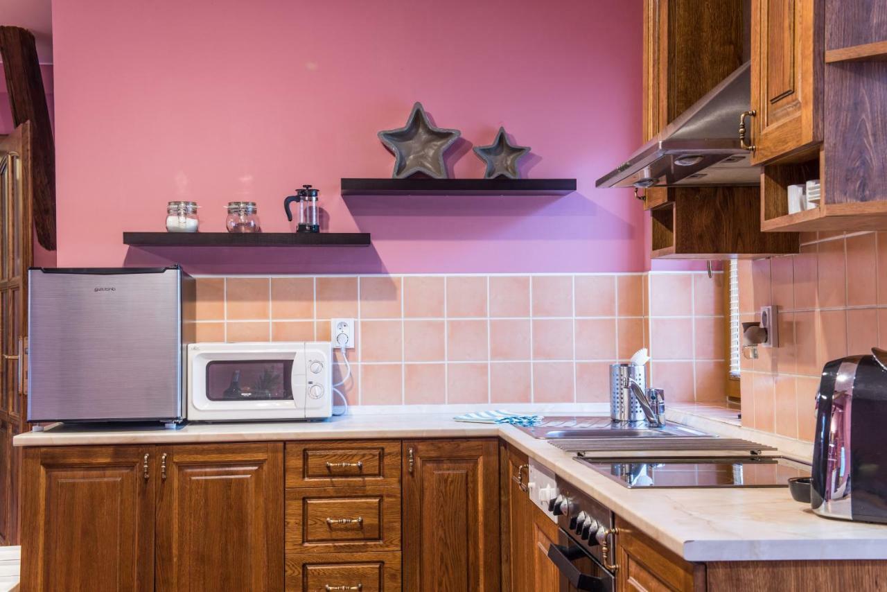 Spacious And Quiet Attic Flat In Centre Praha Bagian luar foto