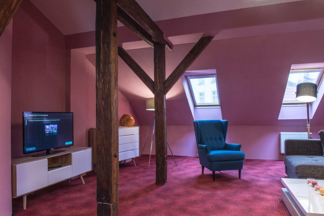 Spacious And Quiet Attic Flat In Centre Praha Bagian luar foto