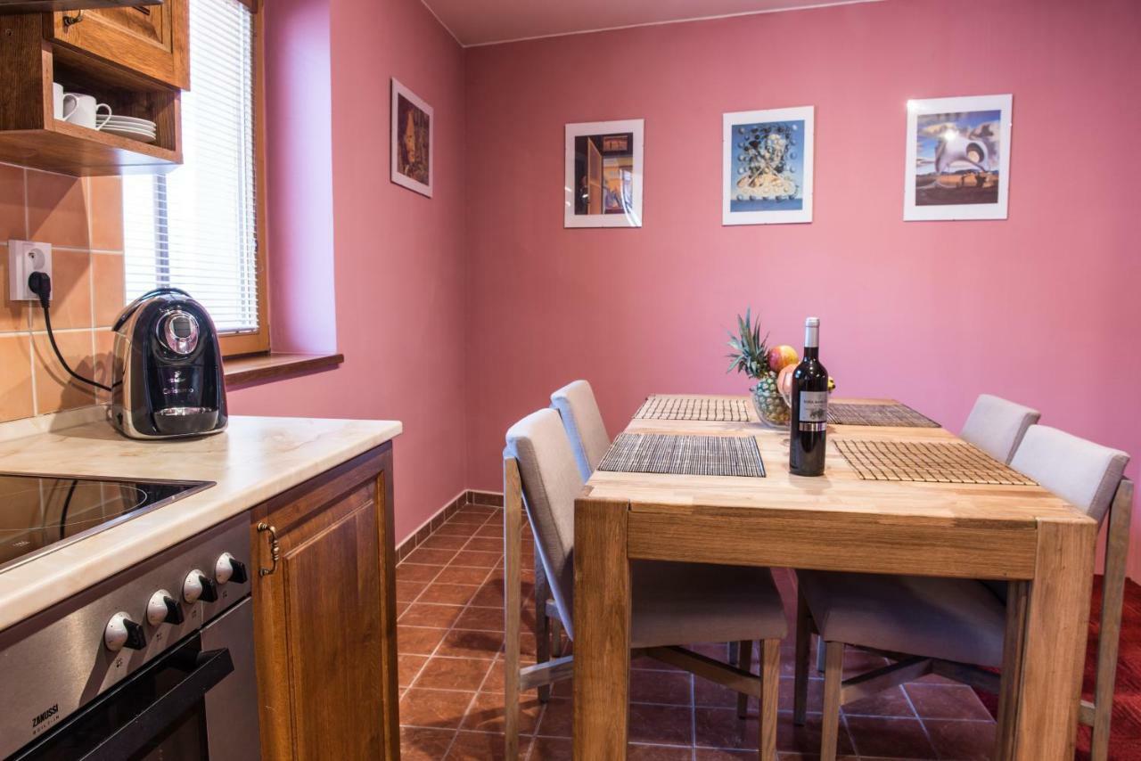 Spacious And Quiet Attic Flat In Centre Praha Bagian luar foto