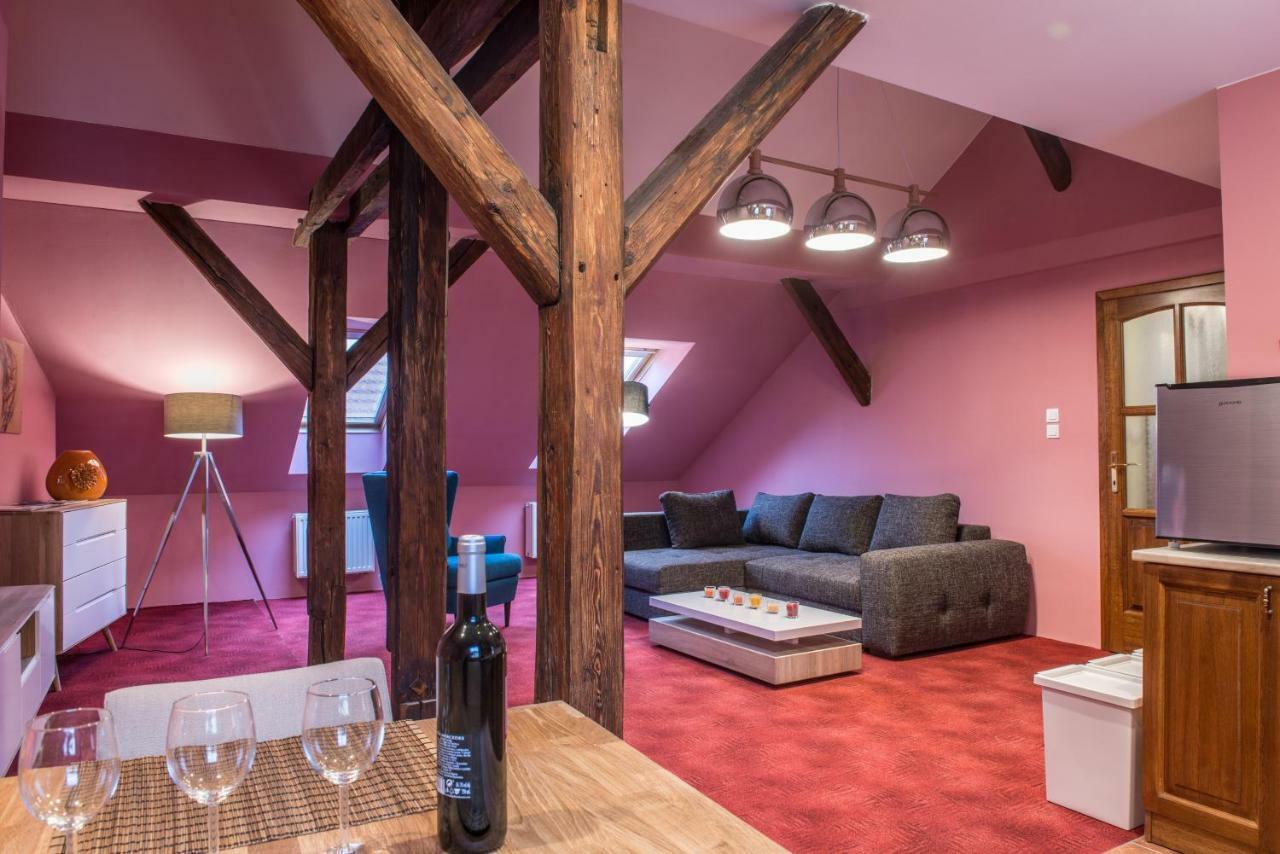 Spacious And Quiet Attic Flat In Centre Praha Bagian luar foto