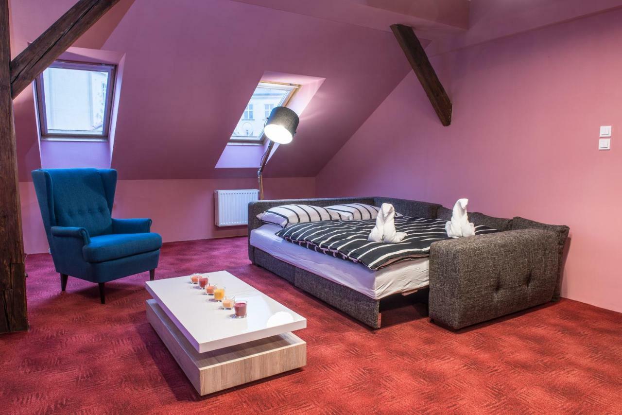 Spacious And Quiet Attic Flat In Centre Praha Bagian luar foto
